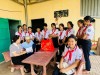 Ban chỉ huy liên đội mang những yêu thương, tình cảm của các chú BCHQS huyện Xuân Lộc đến với Bà Úc.